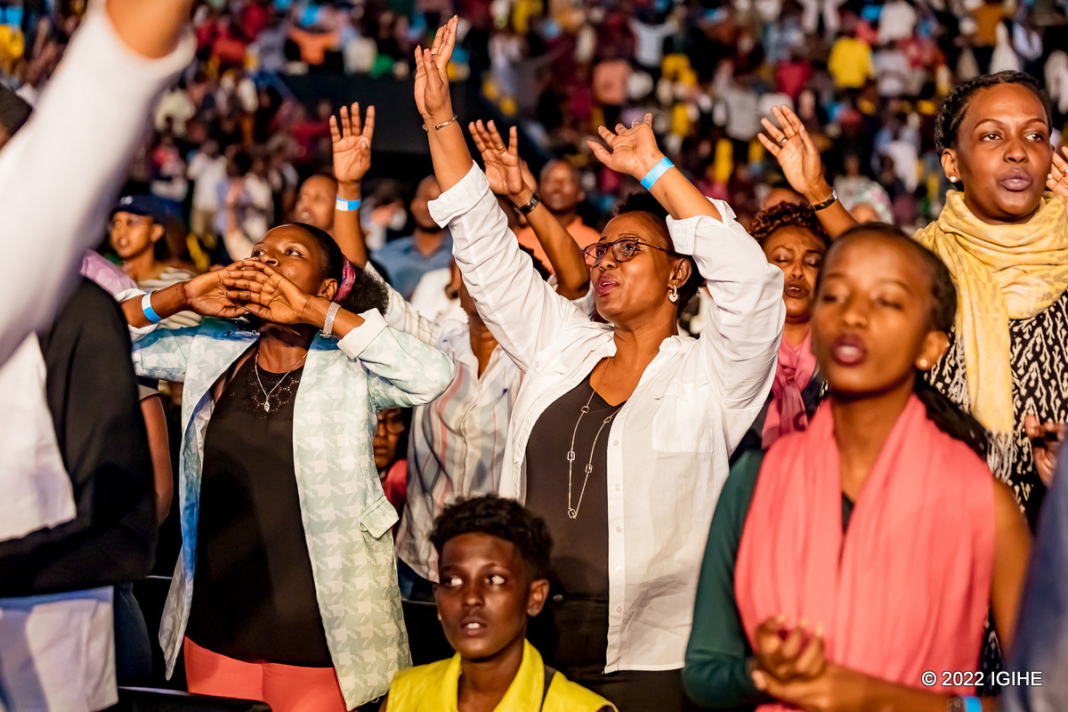 N'ubwo igitaramo kitaratangira ngo abahanzi baze ku rubyiniro, abitabiriye batangiye gufashwa kujya mu mwuka