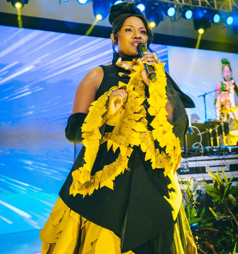 Iyi ni imyenda isobanura uko ubuwayi yahuye nabwo nyuma yo kubyara bwaje gukira, maze umwijima yari amazemo igihe akawubyaza indirimbo zakoze album agereranya na zahabu