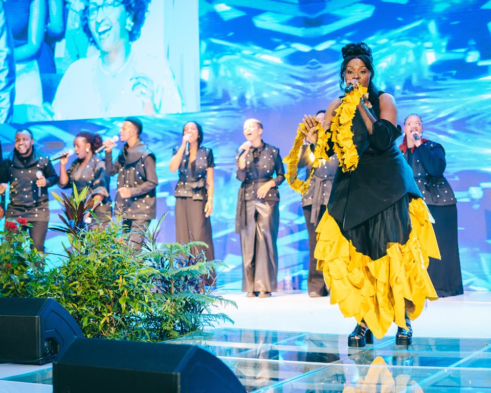 Ubwa kabiri Tonzi yaserukanye imyenda y'umukara n'ibara rya zahabu