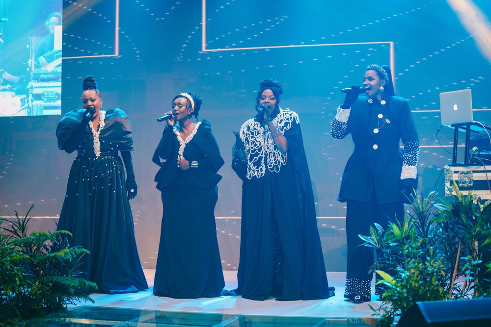 Ubwa gatatu Tonzi n'abagize The Sisters baserutse bambaye amakanzu y'umukara ariho amasaro