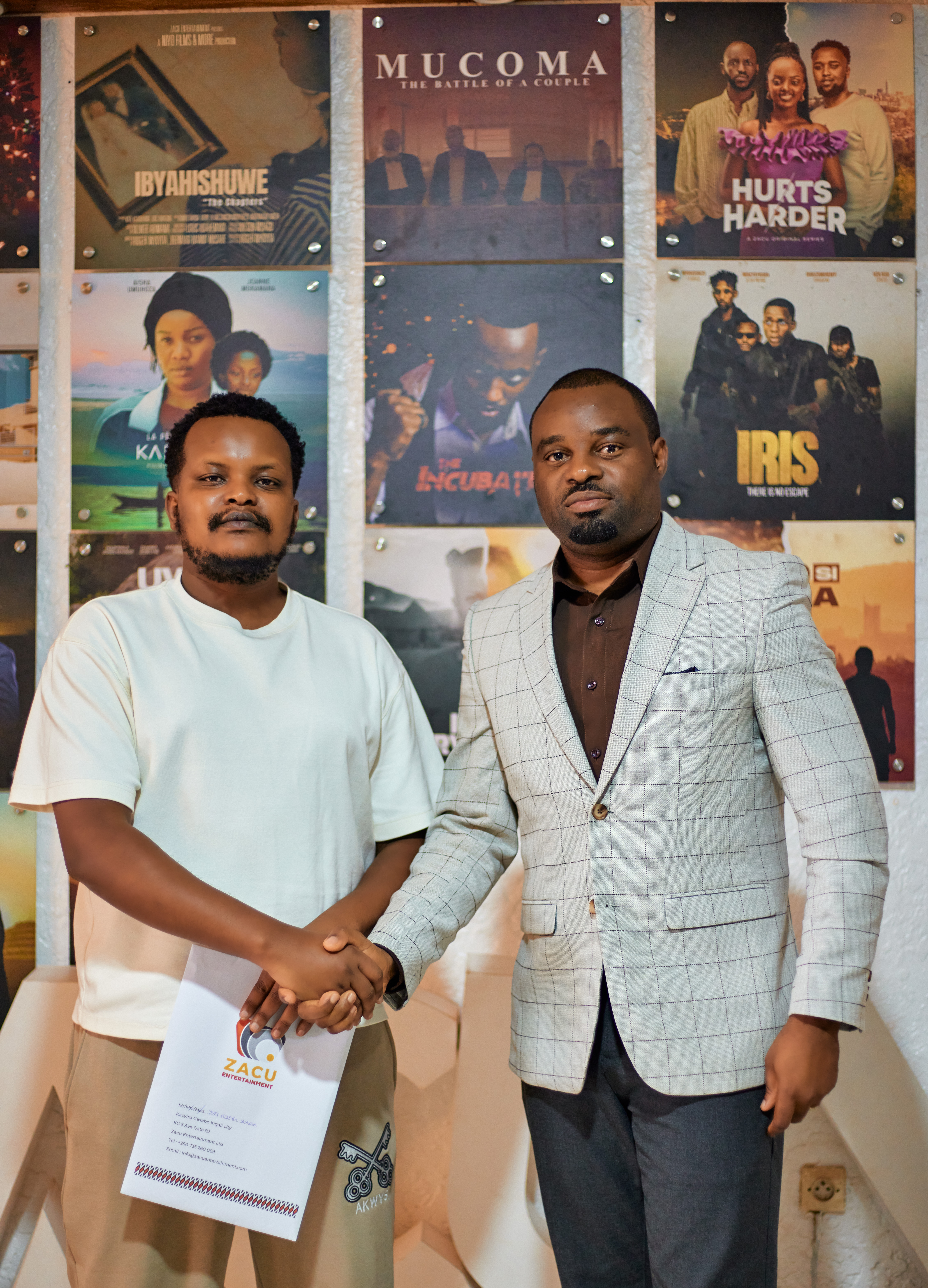 Umuyobozi wa Cinedopest itunganya Filime Hurts Harder, Yves Mizero na Nelly Wilson Misago wa Zacu Entertainment nyuma yo gushyira umukono ku masezerano yo gukora 'season' ya gatatu y'iyi filime
