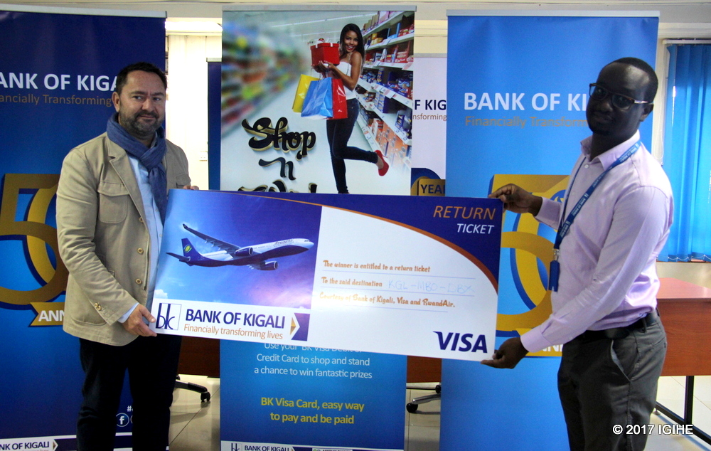 Abanyamahirwe bahembwe nyuma yo guhaha no kwishyura serivisi zitandukanye bakoresheje ikarita ya Visa