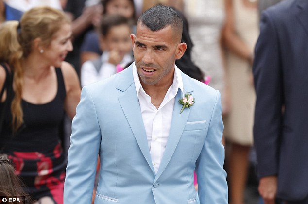 Tevez yari yambaye ikoti rigaragaza ko afitiye urukundo Man City n'ikipe ya Argentine