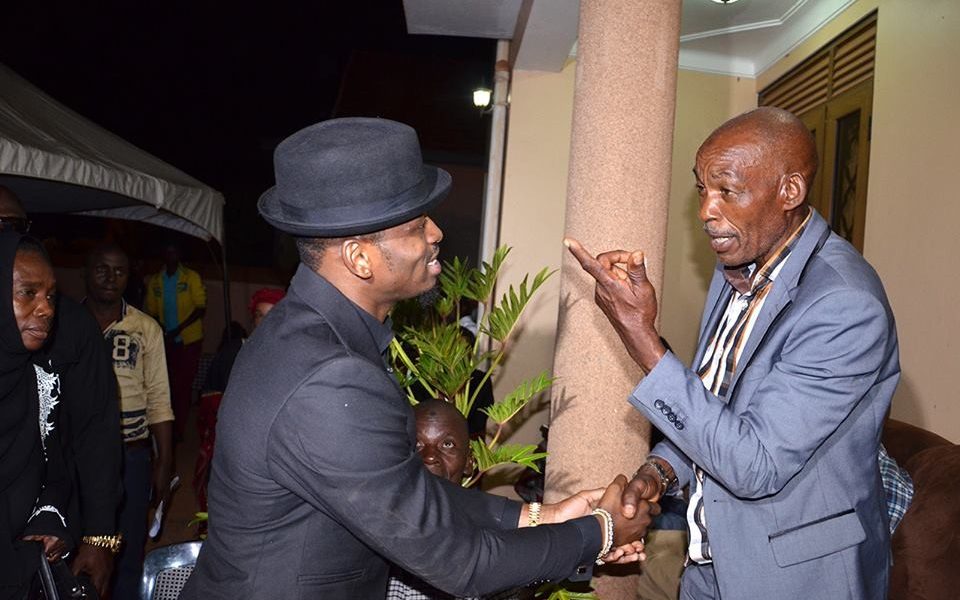 Diamond yabonanye bwa mbere amaso ku maso na sebukwe mu muhango wo gushyingura umubyeyi wa Zari