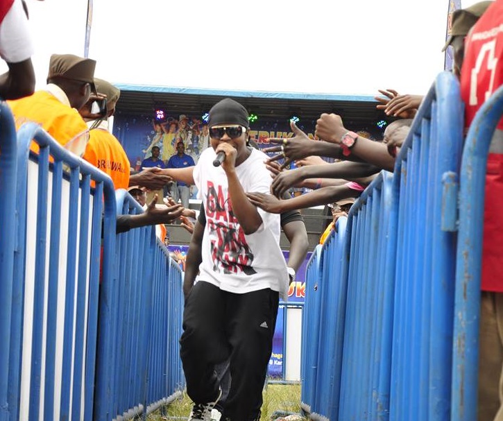 Abafana ba Jay Polly i Kabarondo bifuzaga kumukoraho ari benshi .