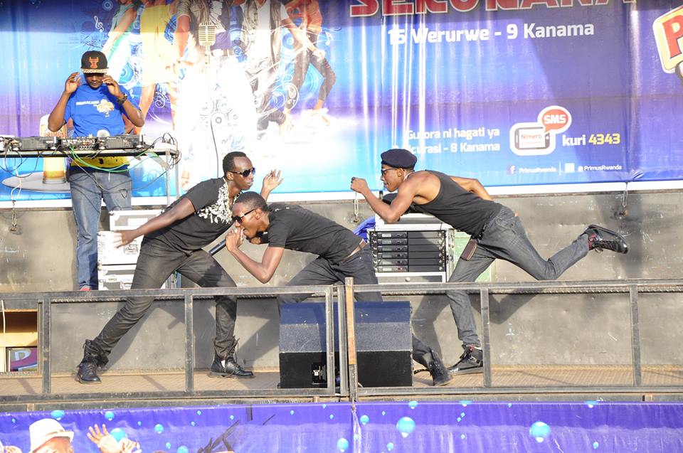 Active mu mbyino zabo bamenyereweho . Hano baririmbaga iyitwa Aisha .