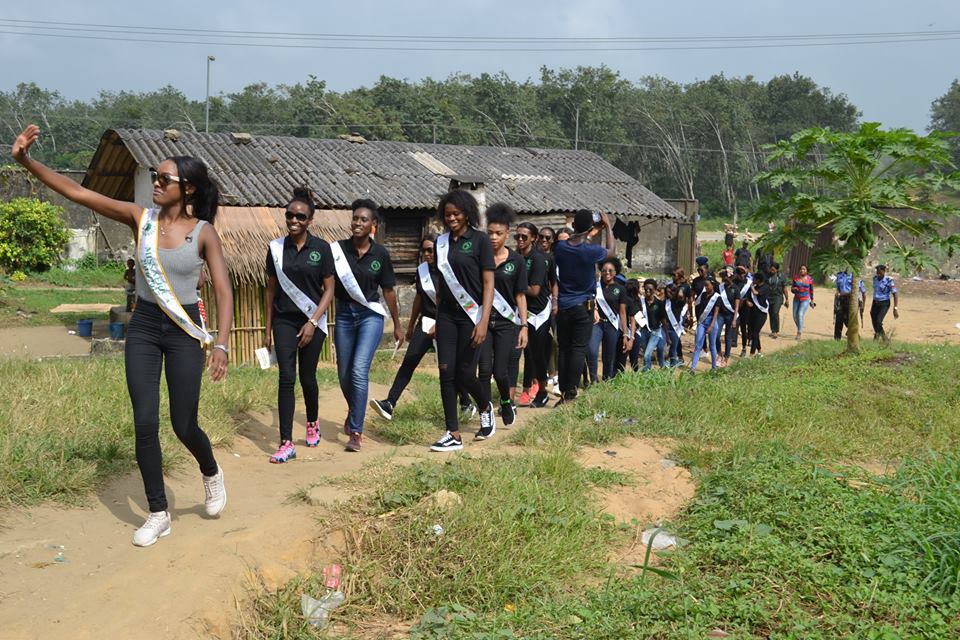 Miss Loretta Mendez imbere, inyuma ye hari Miss Mutoni Fiona waserukiye u Rwanda