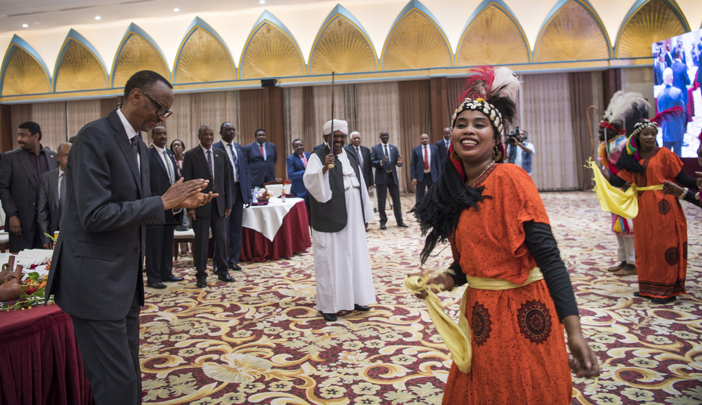 Uyu muhango wasusurukijwe n'imbyino gakondo zikoreshwa muri Sudani