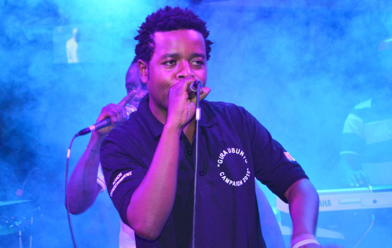 Jay Polly afatanya umuziki n'ubugeni