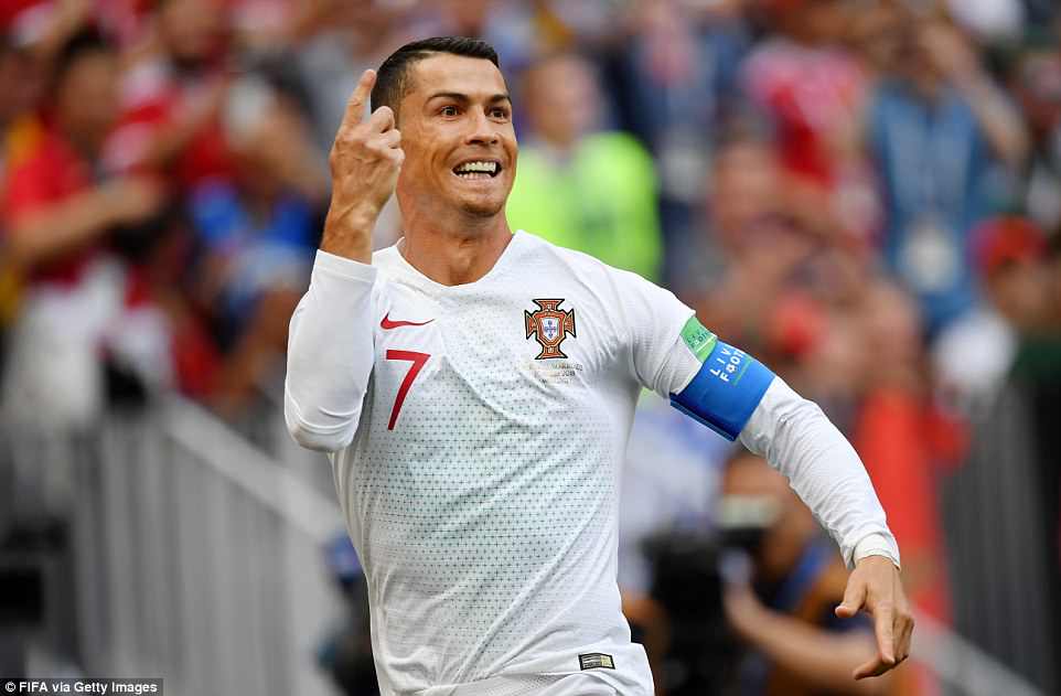 Cristiano Ronaldo yishimira igitego kimwe yatsinze Maroc