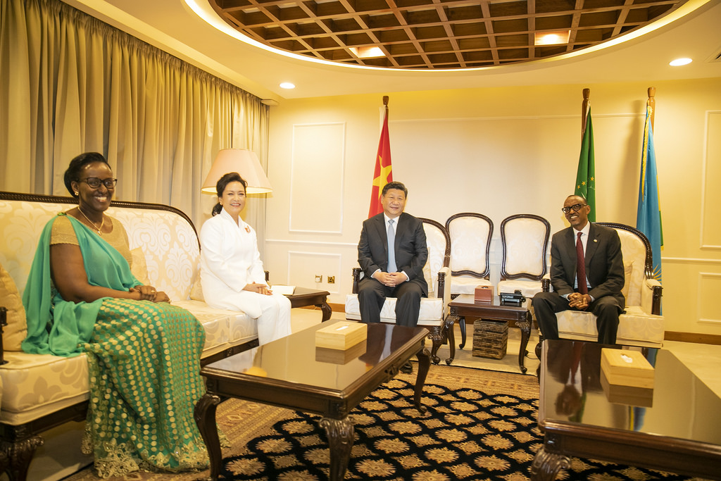 Perezida Kagame na Madamu Jeannette Kagame bakiriye Perezida Xi Jinping w'u Bushinwa na Madamu Liyuan bagiriye uruzinduko rw'iminsi ibiri mu Rwanda