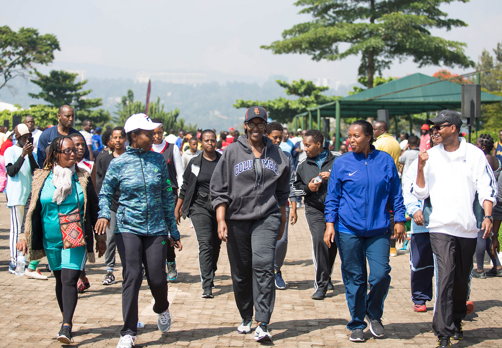 Madamu Jeannette Kagame yitabiriye iyi siporo ari kumwe n'Umuyobozi w'Umujyi wa Kigali, Rwakazina Marie Chantal na Minisitiri w'Umuco na Siporo, Nyirasafari Espérance (wambaye ubururu) ndetse n'Umuyobozi wungirije w'Umujyi wa Kigali ushinzwe ubukungu, Busabizwa Parfait