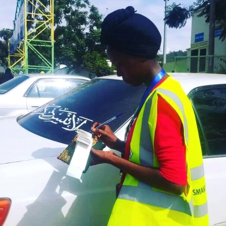 Urubyiruko rwa Kigali Smart Parking rufasha abafite ibinyabiziga mu micungire yabyo mu gihe bari mu bikorwa