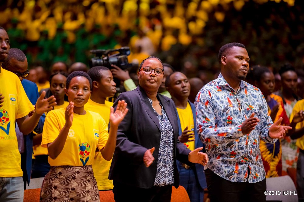 Umunyamabanga wa Leta muri Minisiteri y’Urubyiruko n’Umuco, Bamporiki Edouard na Minisitiri w’Ubuhinzi n’Ubworozi, Dr Mukeshimana Geraldine mu bayobozi bifatanyije n'urubyiruko rusaga 3000