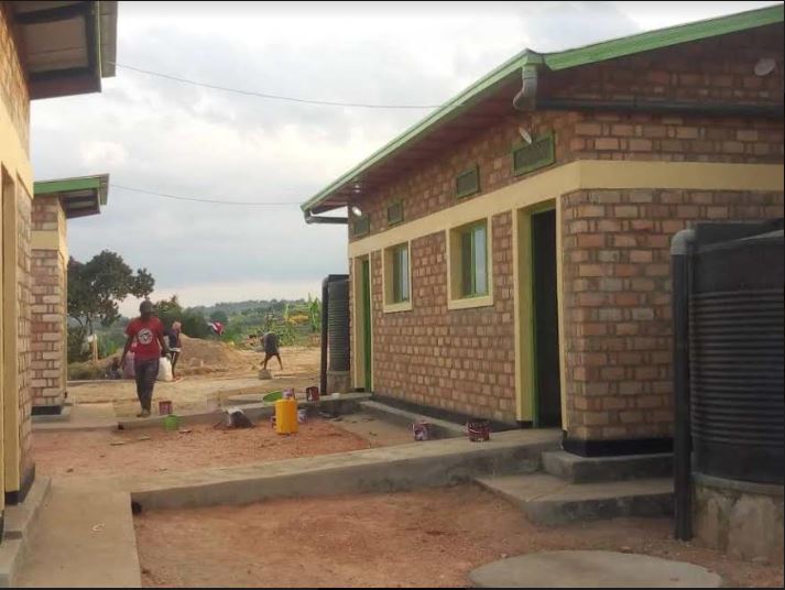Abubakiwe izi nzu basabwe kuzifata neza no gushaka ibyo bakora bibyara inyungu