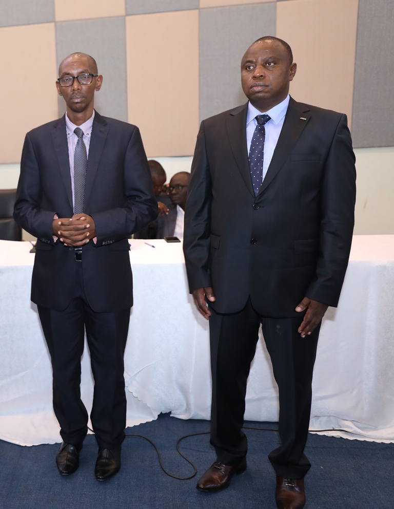 Rev. Karangwa John wari Umuvugizi wungirije (ibumoso) yavuze ko Umuvugizi wa ADEPR, Rev Karuranga Ephrem (iburyo) amurenganya yitwaje igitinyiro cy’umwanya afite