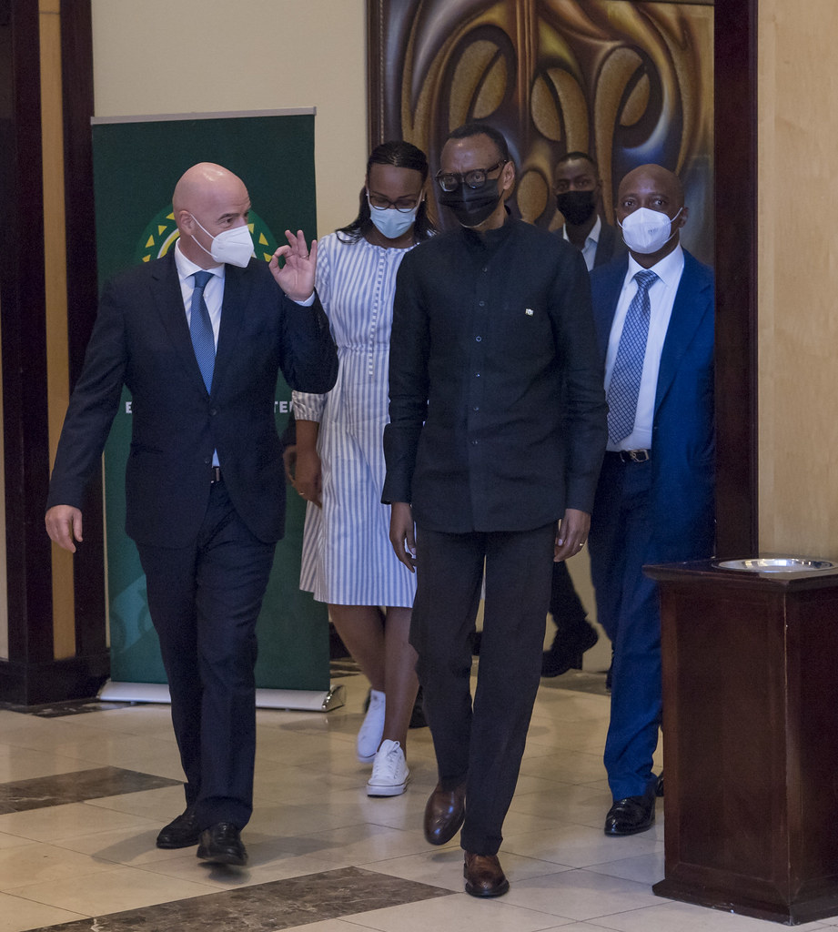 Perezida Kagame na Gianni Infantino uyobora FIFA ubwo binjiraga mu cyumba cyabereyemo ibiganiro