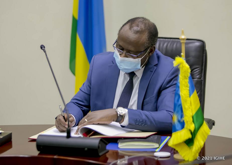 Minisitiri w'Imari n'Igenamigambi, Dr. Uzziel Ndagijimana, ubwo yasinyaga aya masezerano ku ruhande rw'u Rwanda