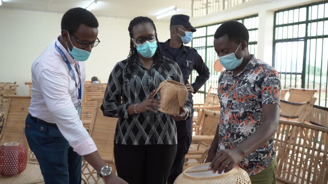 Abacuruzi basanganije Minisitiri Habyarimana uruhuri rw'ibibazo bafite batewe n'icyorezo cya Covid-19