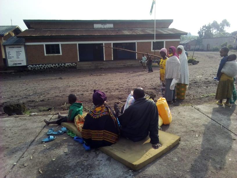 Uyu muryango wararaga ku Biro by'Akagari ka Rukoko uvuga ko inzu yabo yasenywe n'umutingito kandi yarahiye