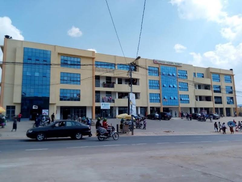 Isoko rya Muhanga rikomeje gukorerwamo mu buryo bwuzuye nyamara andi akorerwamo kuri 50%