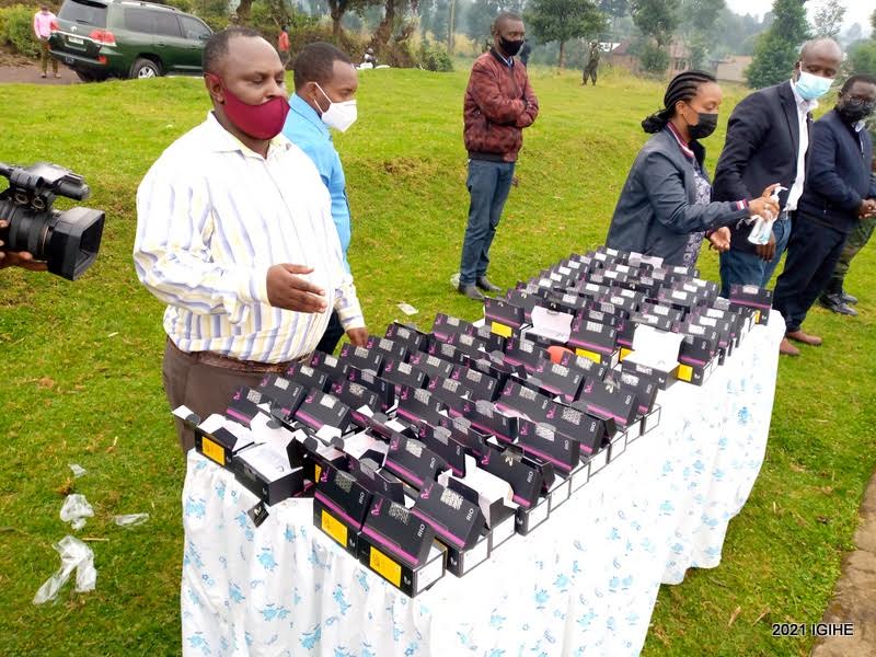 Telefoni 97 zatanzwe ku bayobozi b'imidugudu iri mu Murenge wa Busasamana mu Karere ka Rubavu
