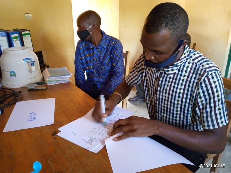 Ngabonziza wari umaze gufatirwa mu bikorwa byo kurenga ku mabwiriza yo kwirinda ikwirakwira rya Covid-19, yasinye ku ibaruwa yemeza ihererekanyabubasha n'uwamusimbuye