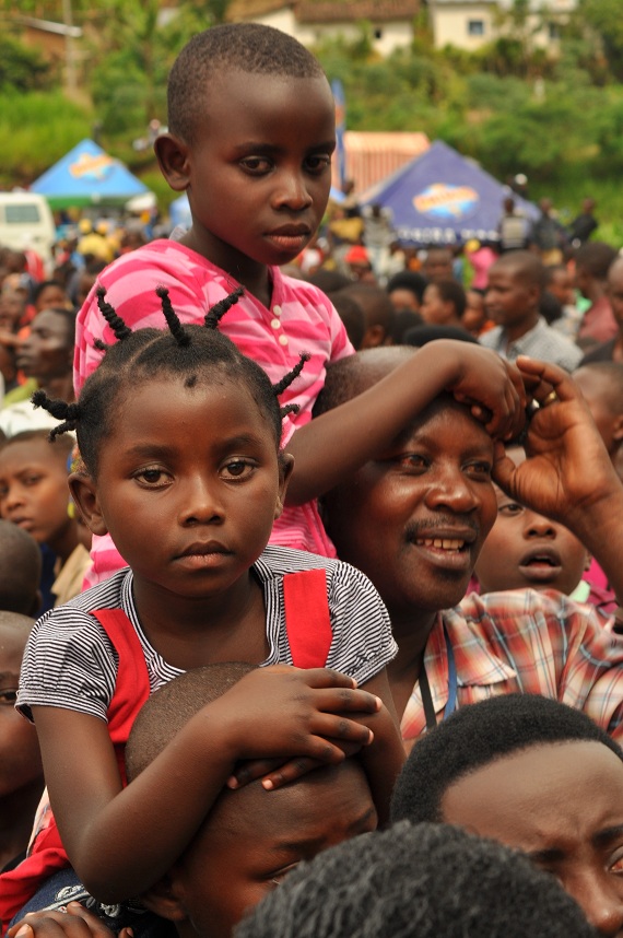 Bamwe mu babyeyi bahitamo kuzanana n'abana babo (Foto: Plaisir Muzogeye)