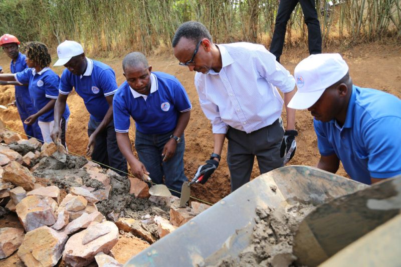 Perezida Kagame mu muganda wo kuwa Gatandatu tariki ya 29 Kanama 2015