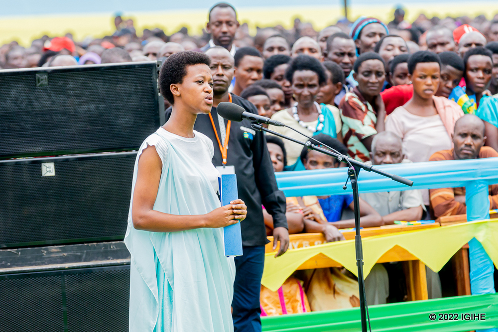Uwababyeyi Vivianne yatuye Perezida Kagame umuvugo yise “Mfura ifubitse u Rwanda”