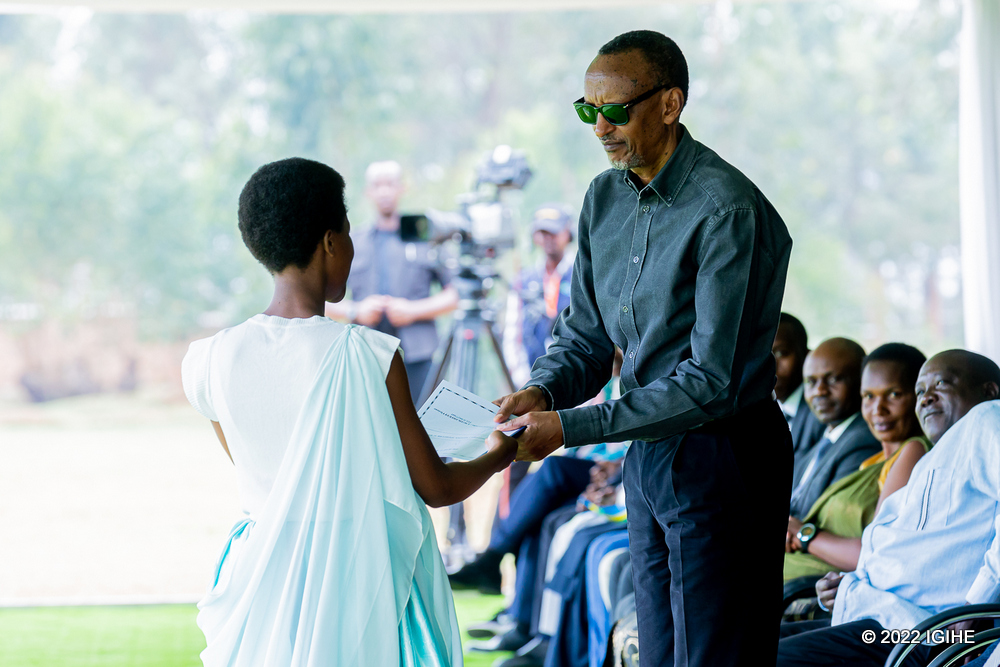Uwababyeyi Vivianne yashyikirije Umukuru w'Igihugu umuvugo yamuhimbiye