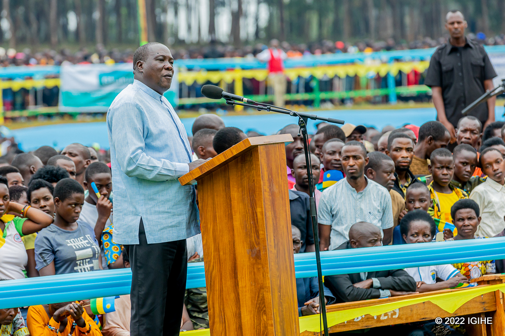 Minisitiri w'Ubutegetsi bw'Igihugu, Gatabazi Jean Marie Vianney, ubwo yahaga ikaze Perezida Kagame kugira ngo ageze ijambo ku baturage b'i Nyamasheke