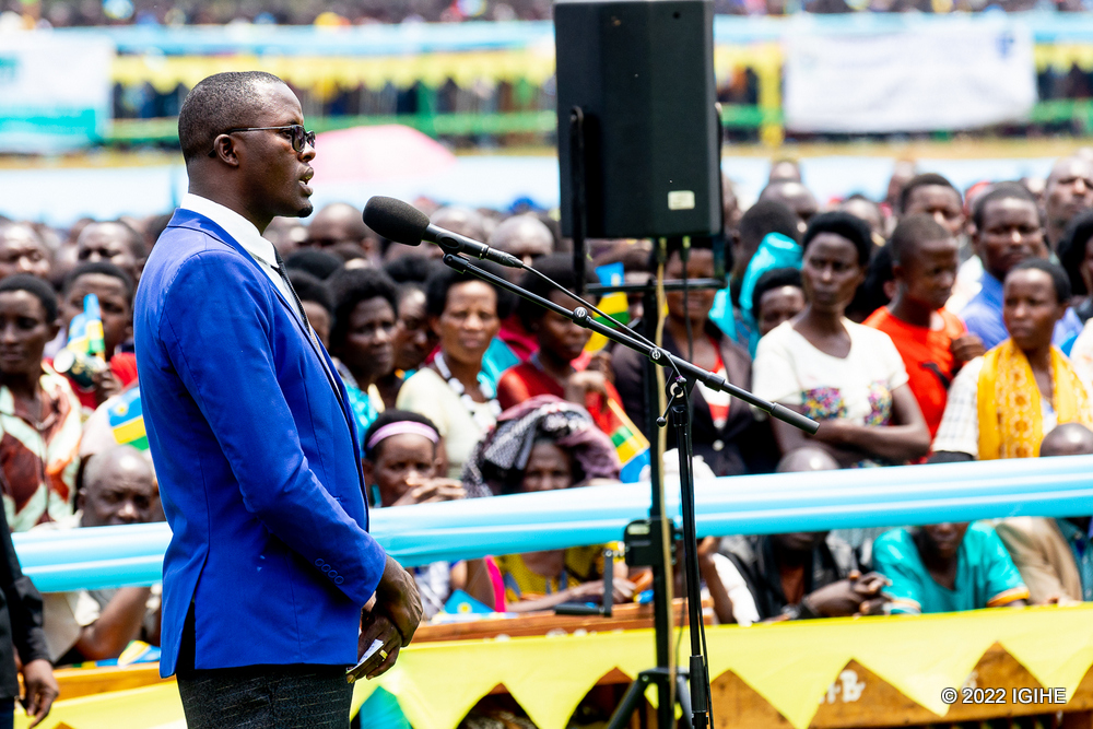 Perezida Kagame yashimiye uyu musore wateje imbere agace avukamo, akahatangiza ikigo cy'amashuri