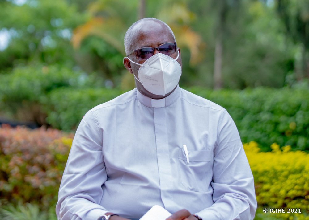 Padiri Mukuru wa Paruwasi Kacyiru-Kagugu, Martin Uwamungu, yavuze ko mu bizaganirwaho nta bijyanye n'abaryamana bahuje igitsina cyangwa ibyo kurongora kw'abapadiri