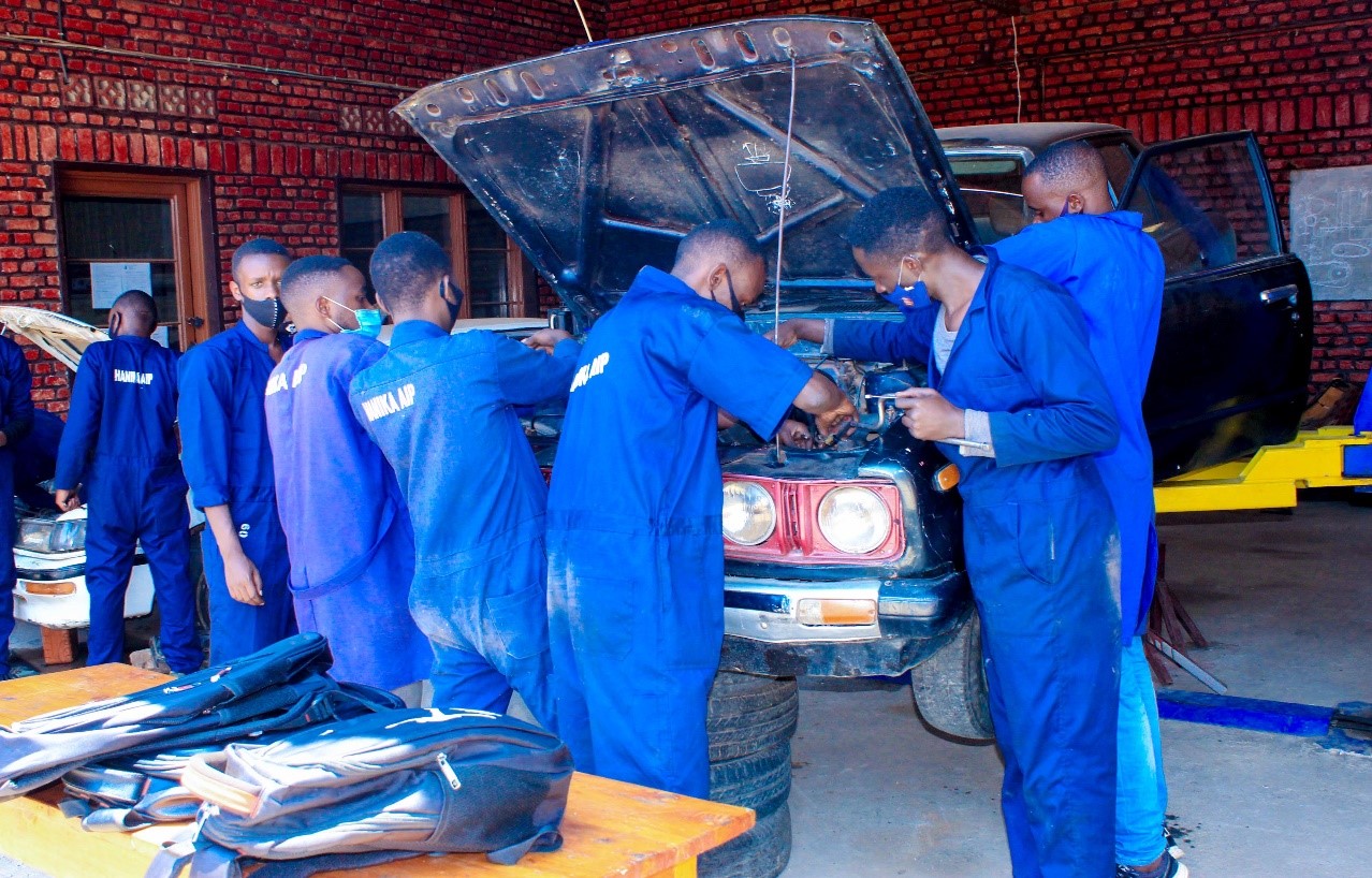 Abanyeshuri biga Mechanical Engineering bari gufungura moteri y'imodoka