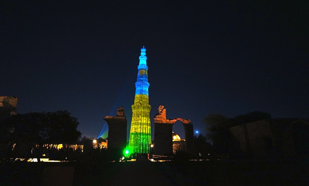 U Buhinde bwacanye umunara wa Qutub Minar mu mabara agize ibendera ry’u Rwanda, mu rwego rwo kwifatanga n’u Rwanda Kwibuka ku nshuro ya 30 Jenocide yakorewe Abatutsi