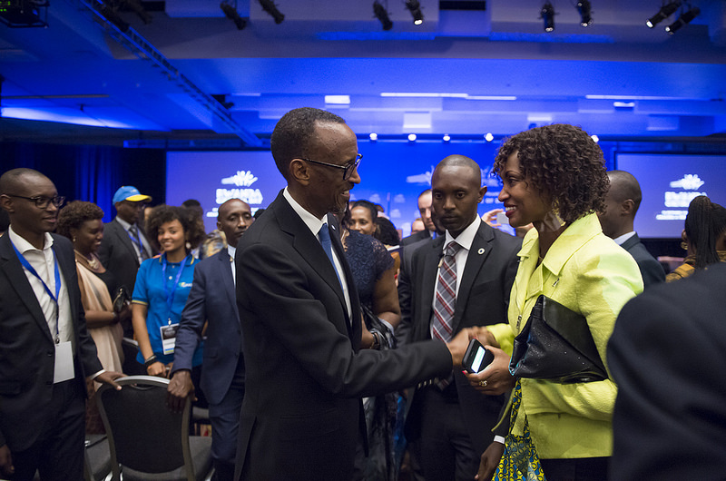 Perezida Kagame asuhuza umwe mu bitabiriye Rwanda Cultural Day