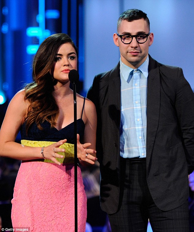 Umukinnyi wa filime Lucy Hale hamwe n'umuhanzi Jack Antonoff