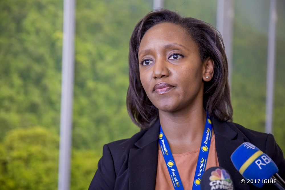 Umuyobozi Mukuru wa RwandAir, Yvonne Manzi Makolo, yasobanuye ko kwimurira ingendo ku Kibuga cya Heathrow bigamije gufasha abava i Londres bagiye mu bindi byerekezo