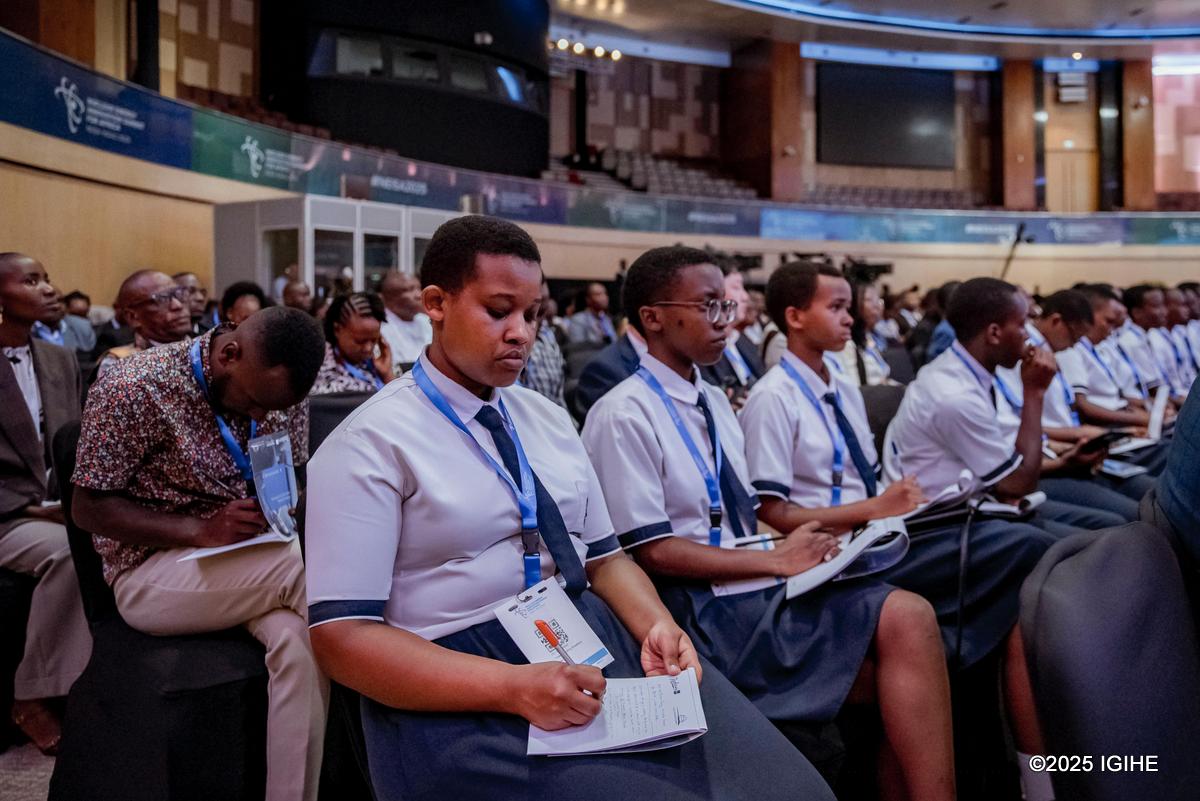 Abanyeshuri bo mu mashuri atandukanye bo mu Rwanda na bo bari batumiwe kugira ngo bahahe ubumenyi mu bijyanye n'ingufu za nucléaire