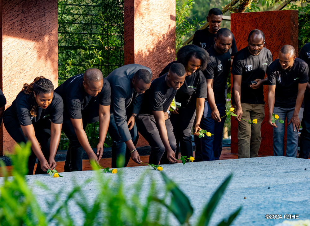 Abakozi ba Legacy Clinics bashyize indabo ku mva y'abazize Jenoside yakorewe Abatutsi bashyinguwe mu Rwibutso rwa Jenoside rwa Kigali