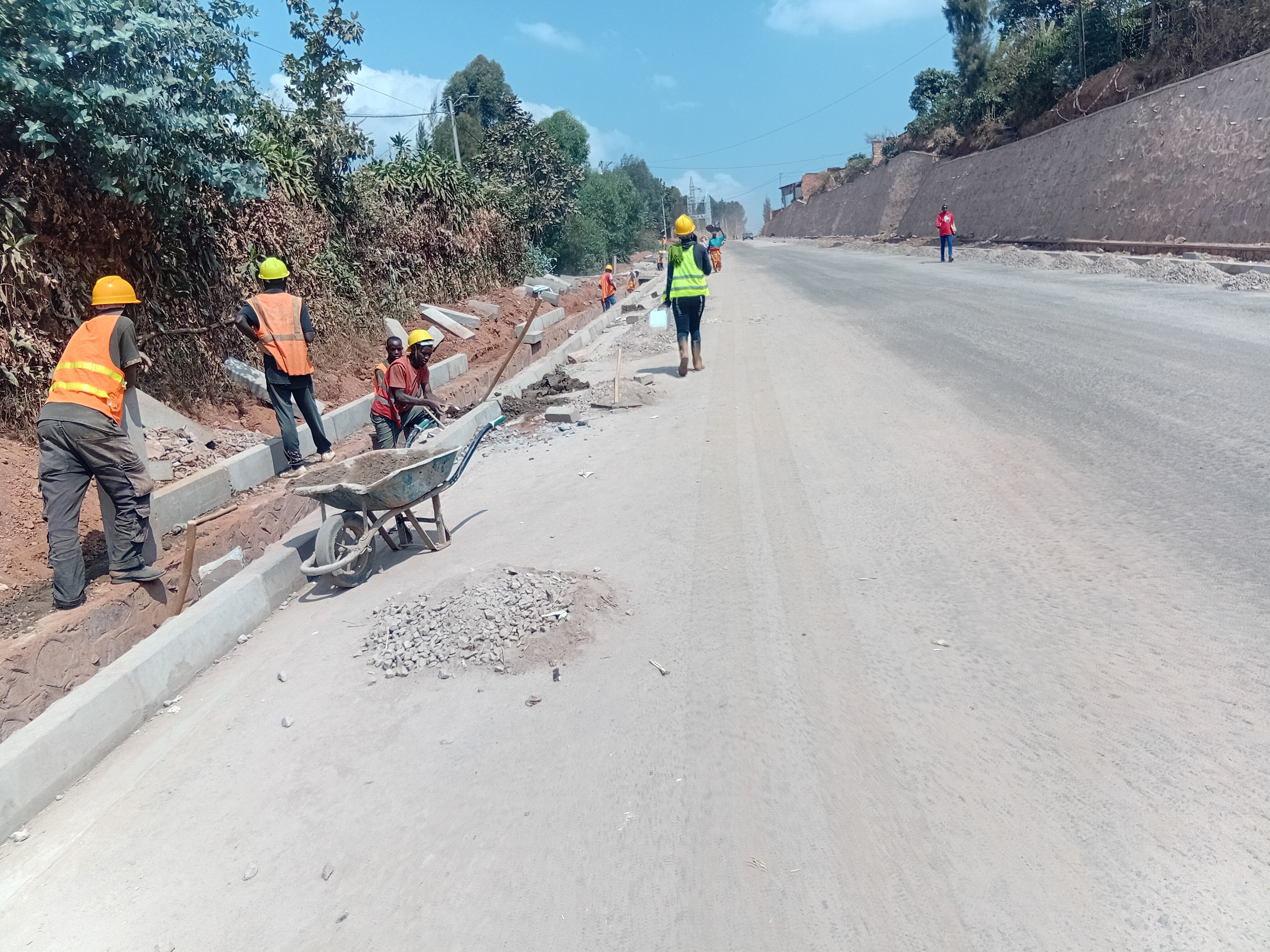 Abaturage bo mu Karere ka Gicumbi bavuga ko umuhanda Byumba–Ngondore uri kubakwa uzoroshya ingendo n’ubwikorezi