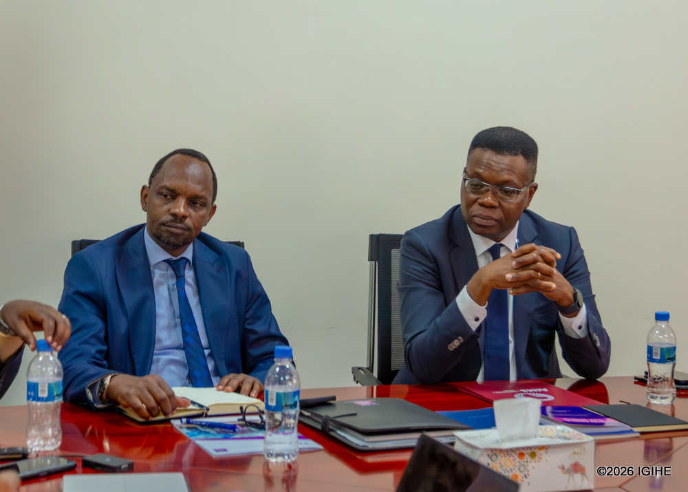 Umuyobozi wa ILPD Dr. Aimé Muyoboke Karimunda ari kumwe n'Umuyobozi wa AIMS Prof. Sam Yala