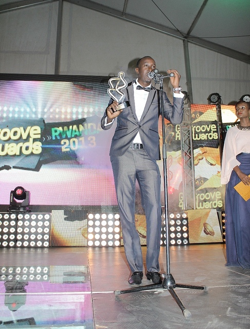 Mc Clau amaze guhabwa igihembo cy'umunyamakuru w'umwaka muri Groove