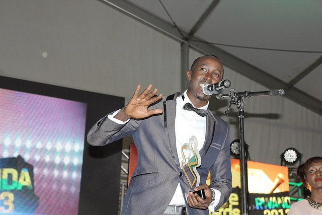 Claude Ndayishimiye, umunyamakuru w'umwaka; akora kuri Authentique Radio mu kiganiro "Umuhanzi w'Icyumweru" nacyo cyahembwe