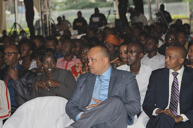 Numa Alain (imbere i bumoso), umwe mu bari bagize akanama nkemurampaka muri Groove, ni umuyobozi ushinzwe kumenyekanisha, kwamamaza no gutegura ibitaramo muri MTN Rwanda