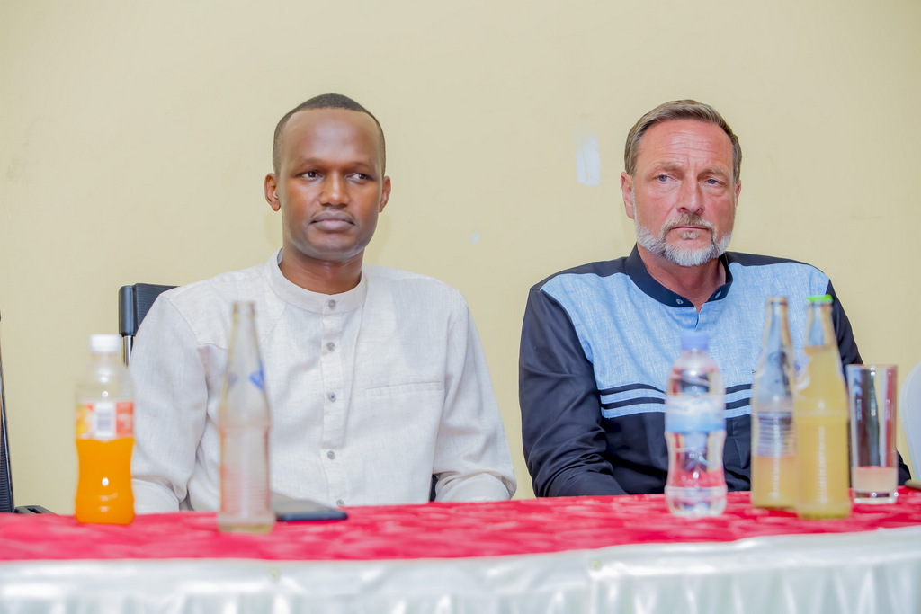 Visi Perezida wa FERWAFA Ushinzwe Tekiniki n'Iterambere ry'Abato, Mugisha Richard ari kumwe n'Umuyobozi Mukuru wa Academy ya Bayern Munich mu Rwanda, Bernhard Hirmer