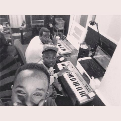 Aha LilP yari ari muri studio ari kumwe na Dj Tizozo n'abandi