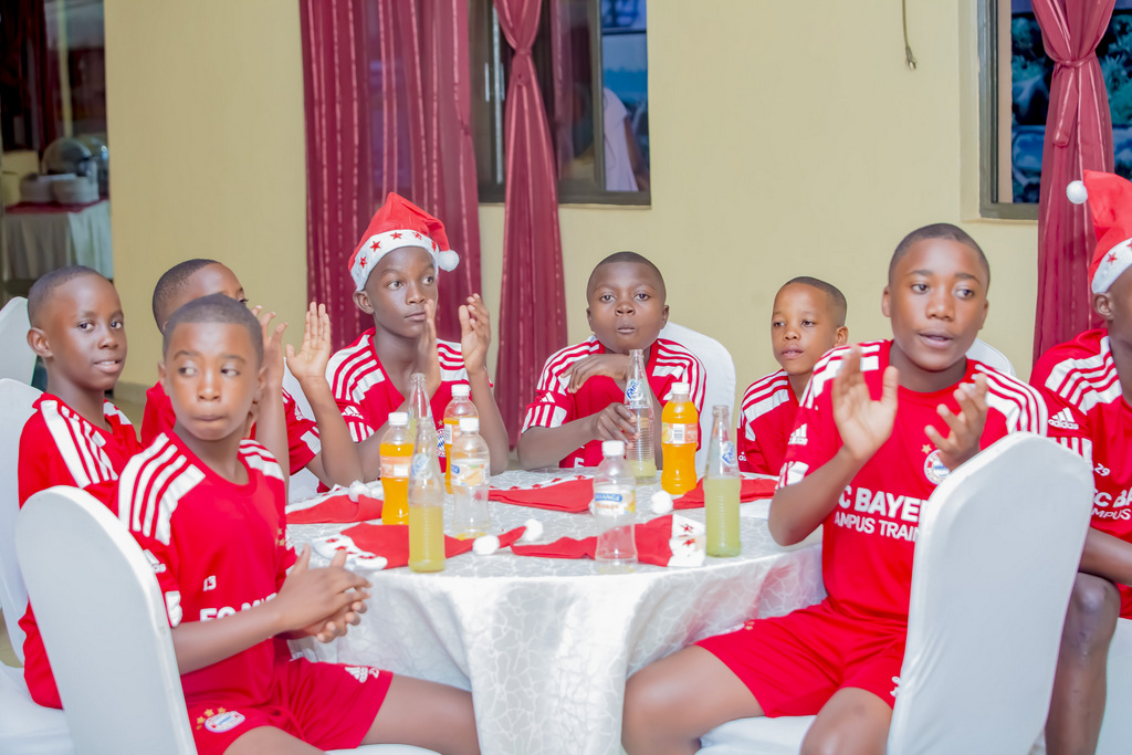 Byari ibyishimo kuri aba bana basuwe n'abayobozi bakuru ba ruhago