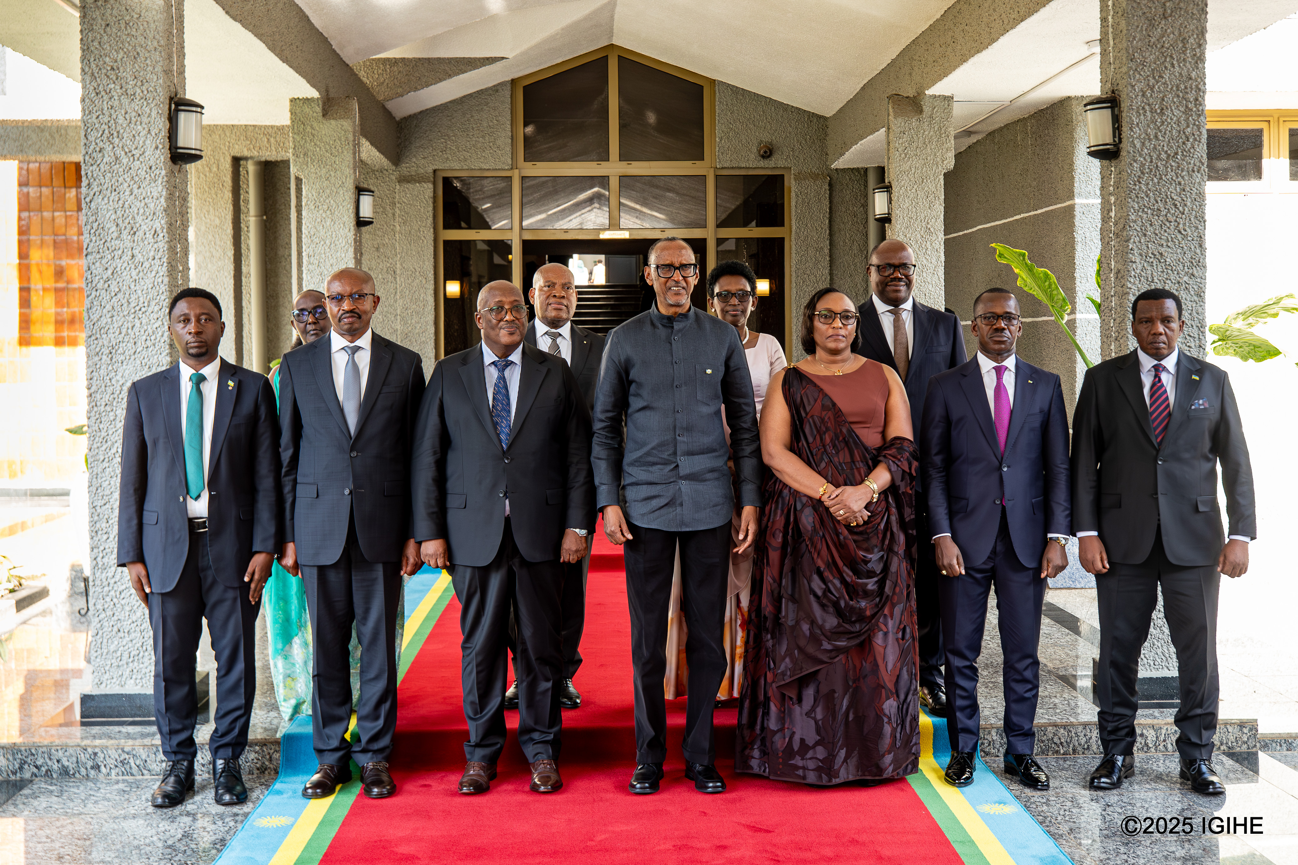 Nyuma yo kwakira indahiro zabo, Perezida Kagame yafatanye na bo ifoto y'urwibutso